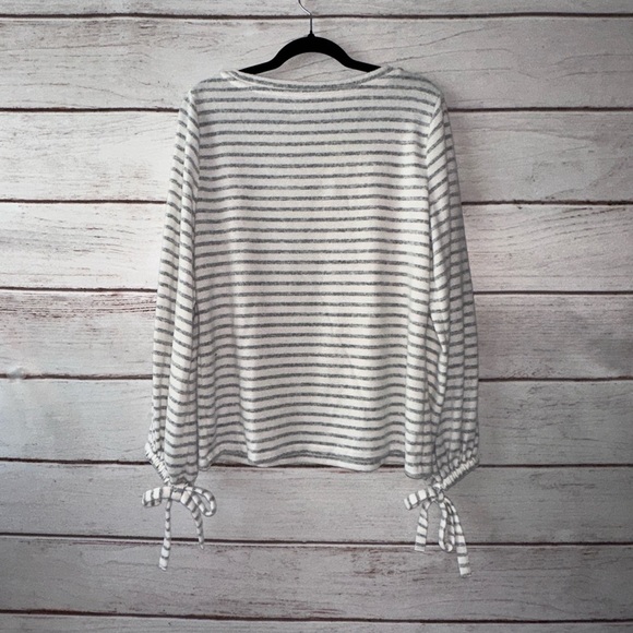 a.n.a Gray Striped Balloon Sleeve Lightweight Fuzzy Top - Size Large Office - Picture 2 of 7